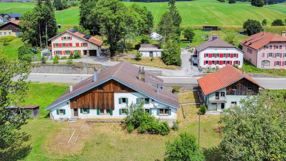 Ferme neuchâteloise à rénover avec grange et maison attenante