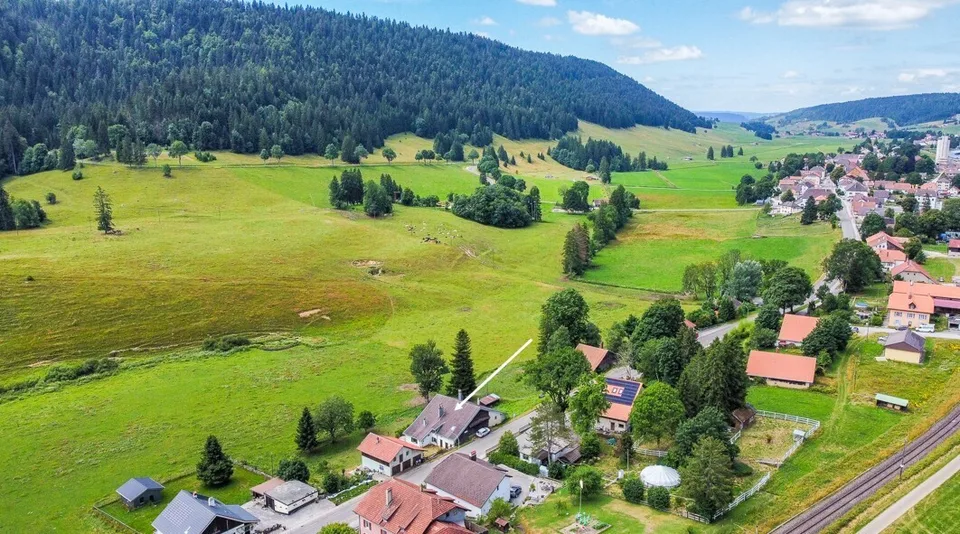 Ferme neuchâteloise à rénover avec grange et maison attenante