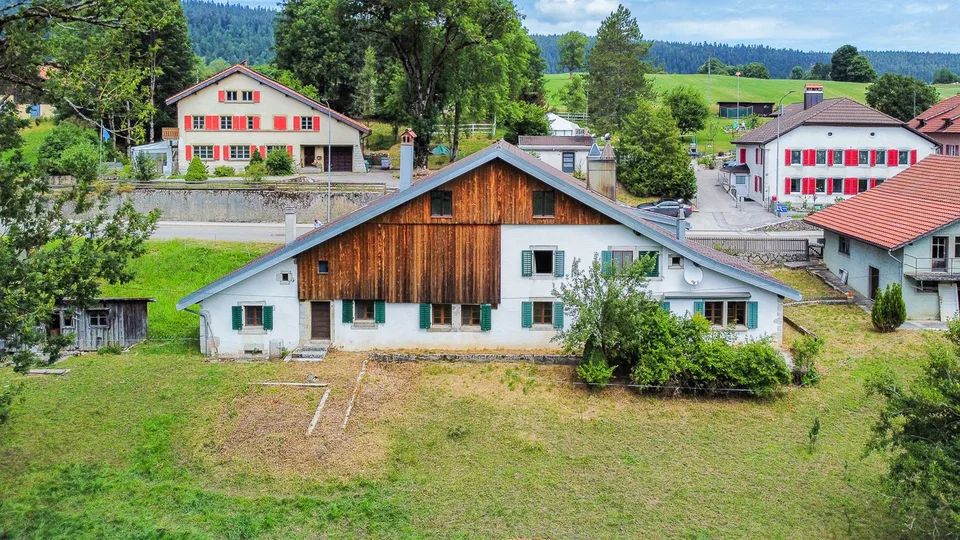 Ferme neuchâteloise à rénover avec grange et maison attenante
