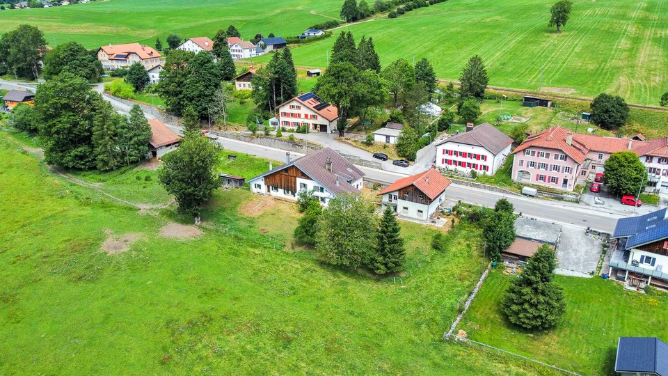 Ferme neuchâteloise à rénover avec grange et maison attenante