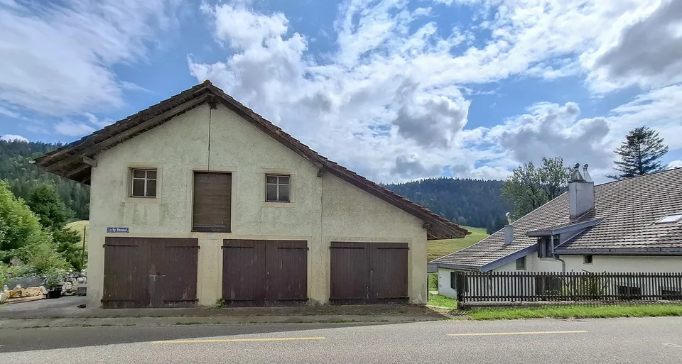 Ferme neuchâteloise à rénover avec grange et maison attenante