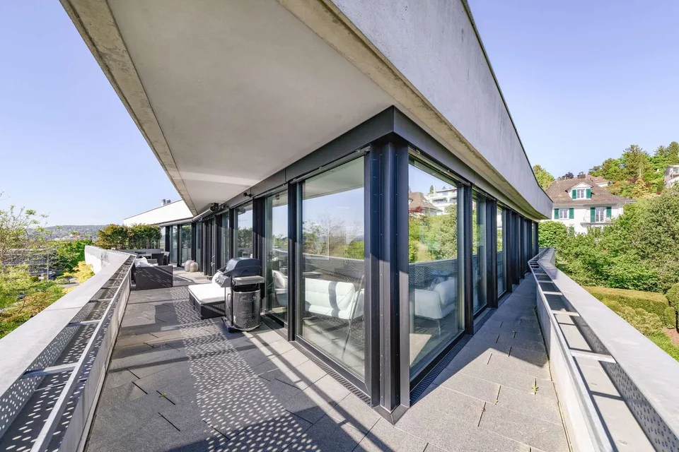 Aussergewöhnliche Attikawohnung mit atemberaubender Aussicht – Foto 9 von 13