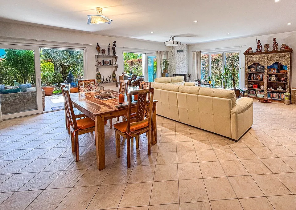 Splendida casa bifamiliare con giardino e parcheggi