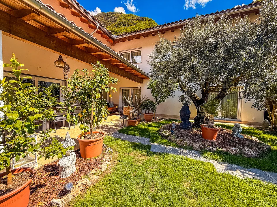 Splendida casa bifamiliare con giardino e parcheggi
