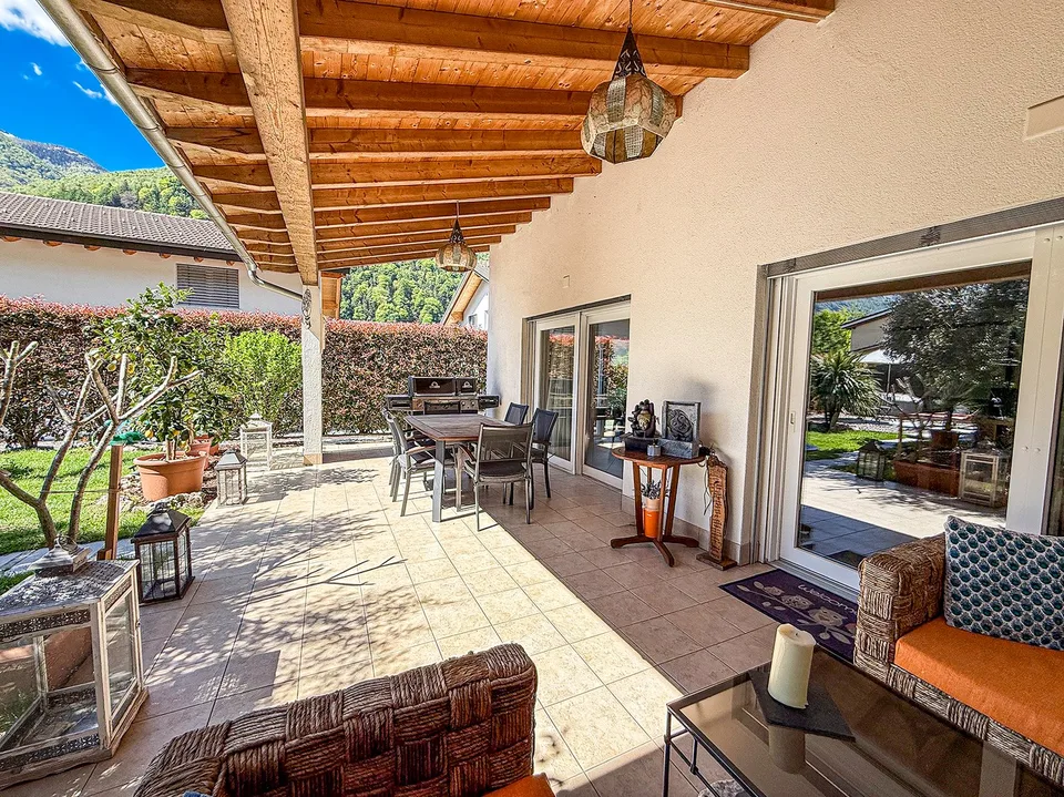 Splendida casa bifamiliare con giardino e parcheggi