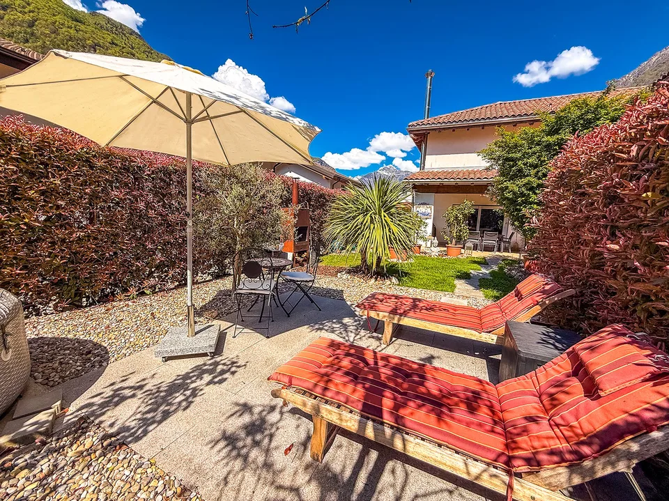 Splendida casa bifamiliare con giardino e parcheggi