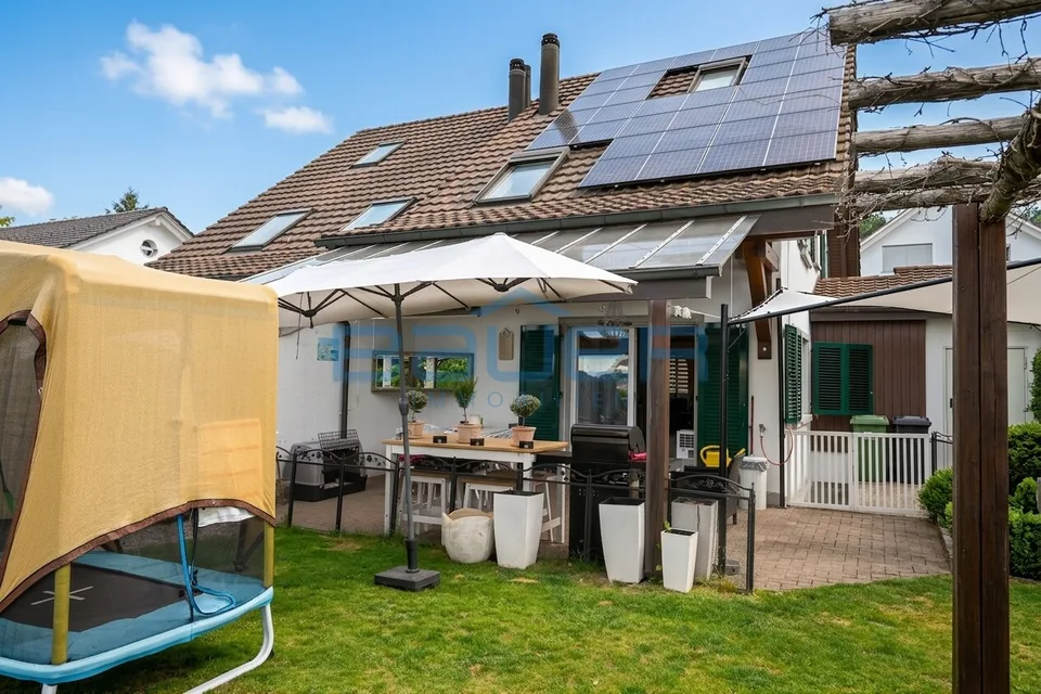 Gemütliche Doppelhaushälfte mit Garten und Cheminée