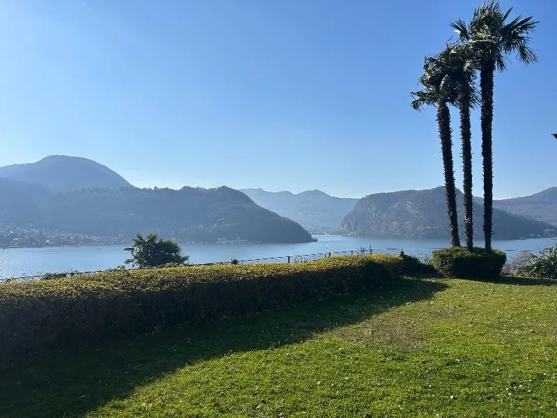 LUSSUOSA VILLA CON PISCINA INTERNA E INCANTEVOLE VISTA LAGO