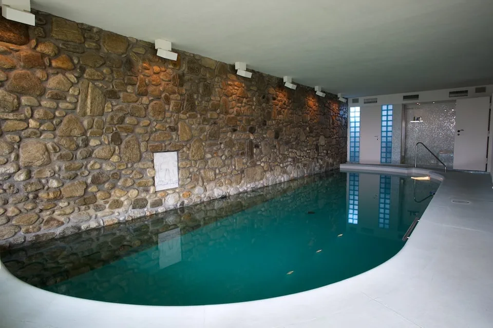 LUXURIÖSE VILLA MIT INNENPOOL UND BEZAUBERNDER SEEVIEW – Foto 10 von 13