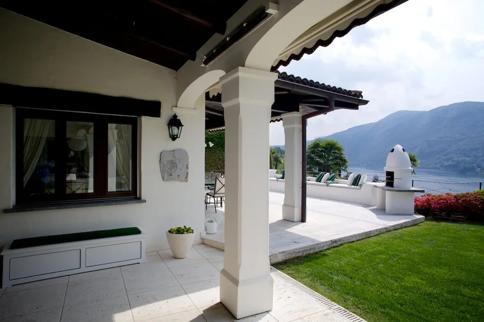LUXUS-VILLA MIT INNENPOOL UND BEZAUBERNDEN SEEblick