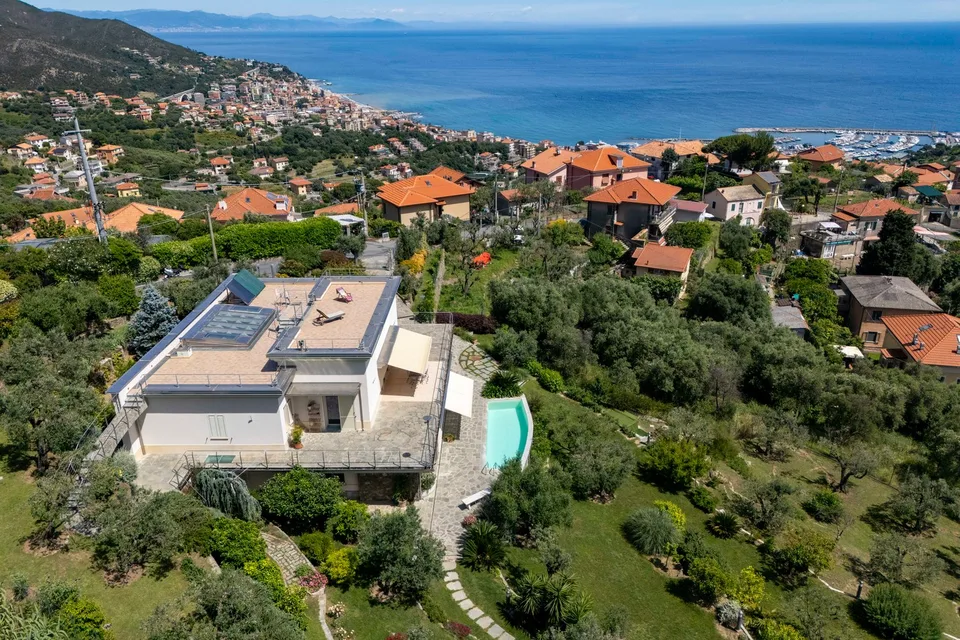 Varazze (ITALIA): elegant villa with a swimming pool, garden, olive grove and garage