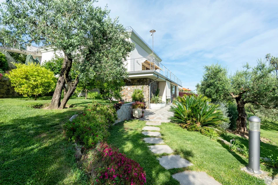 Varazze (ITALIA): elegant villa with a swimming pool, garden, olive grove and garage