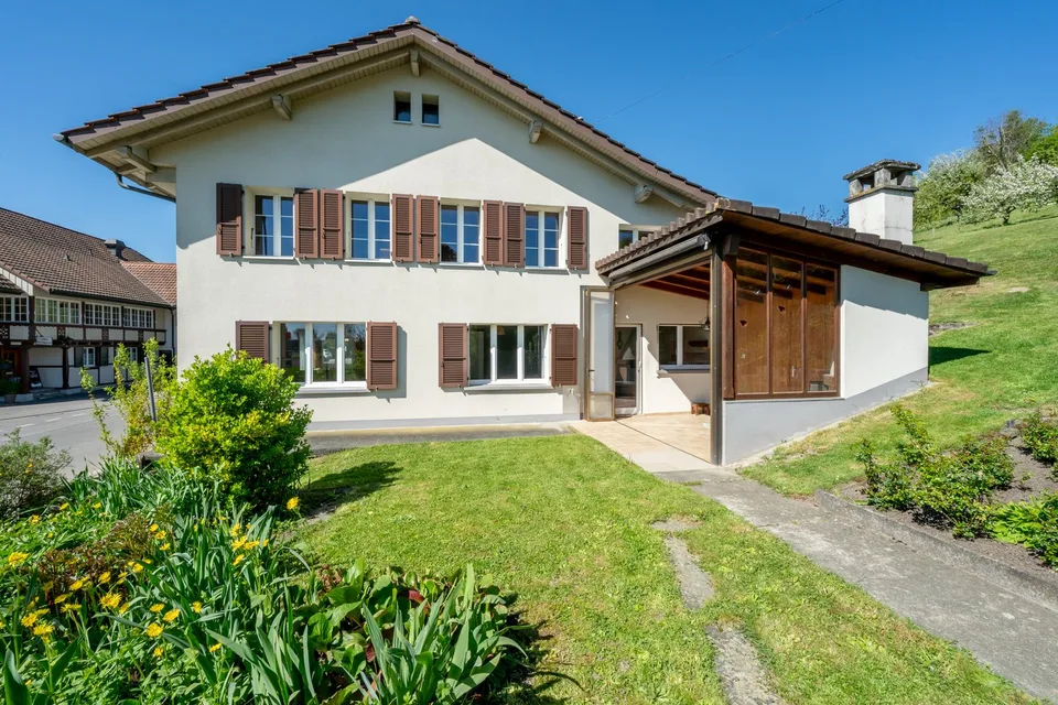 Grosszügiges Einfamilienhaus mit Baulandreserve