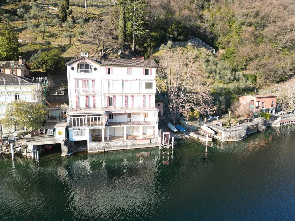 Suggestivo ex hotel pieds dans l'eau a Castagnola