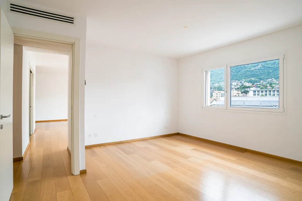 CHIASSO ZONE PIÉTONNE ELEGANT ATTICO AVEC TERRASSE SOLARIUM ET PARKING – photo 8 sur 13