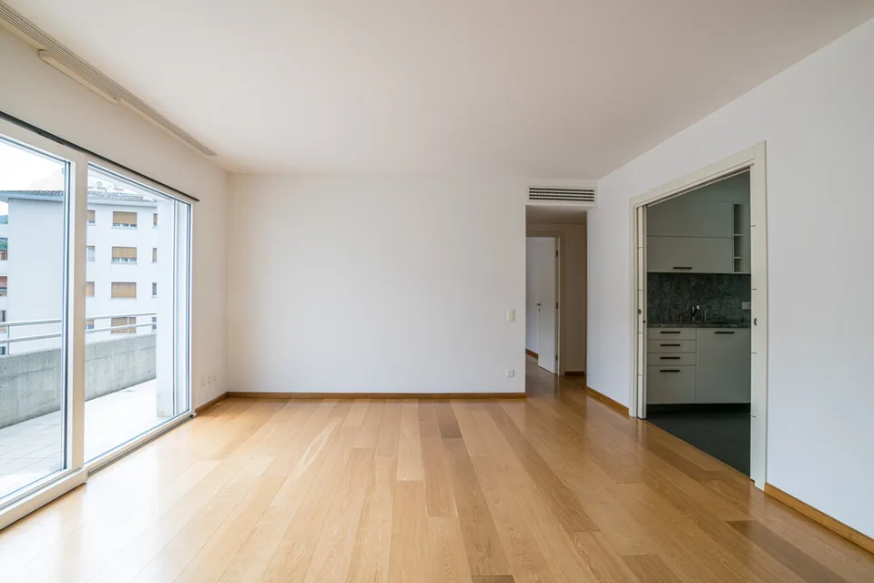 CHIASSO ZONE PIÉTONNE ELEGANT ATTICO AVEC TERRASSE SOLARIUM ET PARKING – photo 6 sur 13