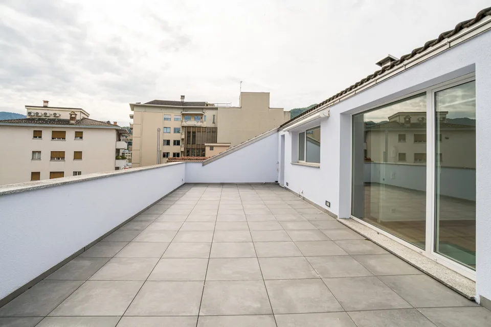 CHIASSO ZONE PIÉTONNE ELEGANT ATTICO AVEC TERRASSE SOLARIUM ET PARKING – photo 12 sur 13