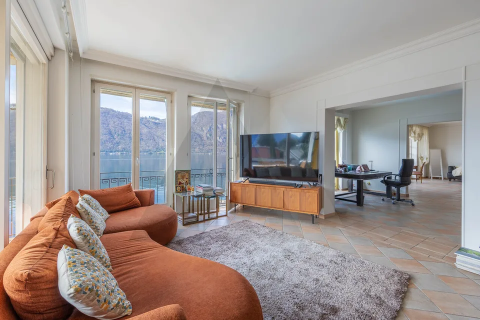 APPARTAMENTO FRONTE LAGO CON PISCINA ESTERNA CONDOMINIALE