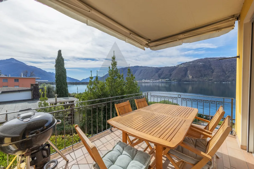 APPARTAMENTO FRONTE LAGO CON PISCINA ESTERNA CONDOMINIALE – foto 9 di 13