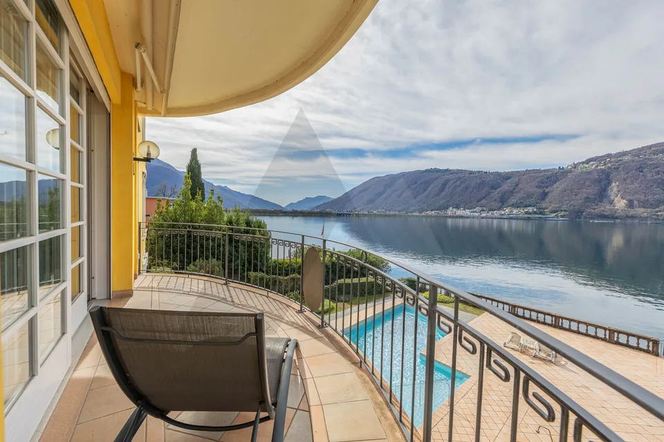 APPARTAMENTO FRONTE LAGO CON PISCINA ESTERNA CONDOMINIALE