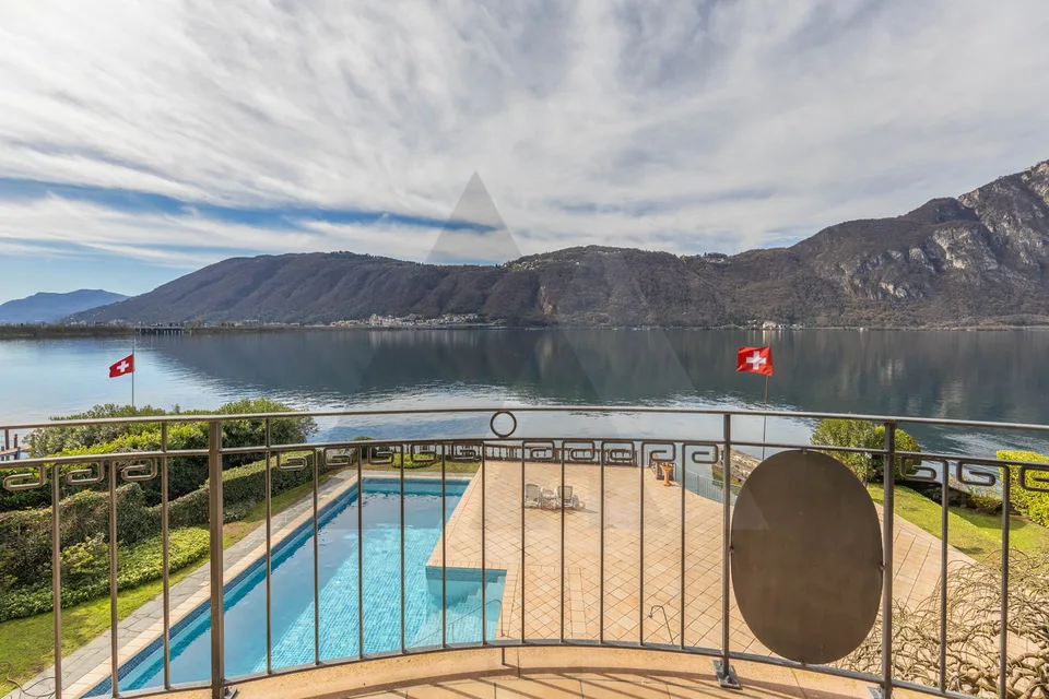 APPARTAMENTO FRONTE LAGO CON PISCINA ESTERNA CONDOMINIALE