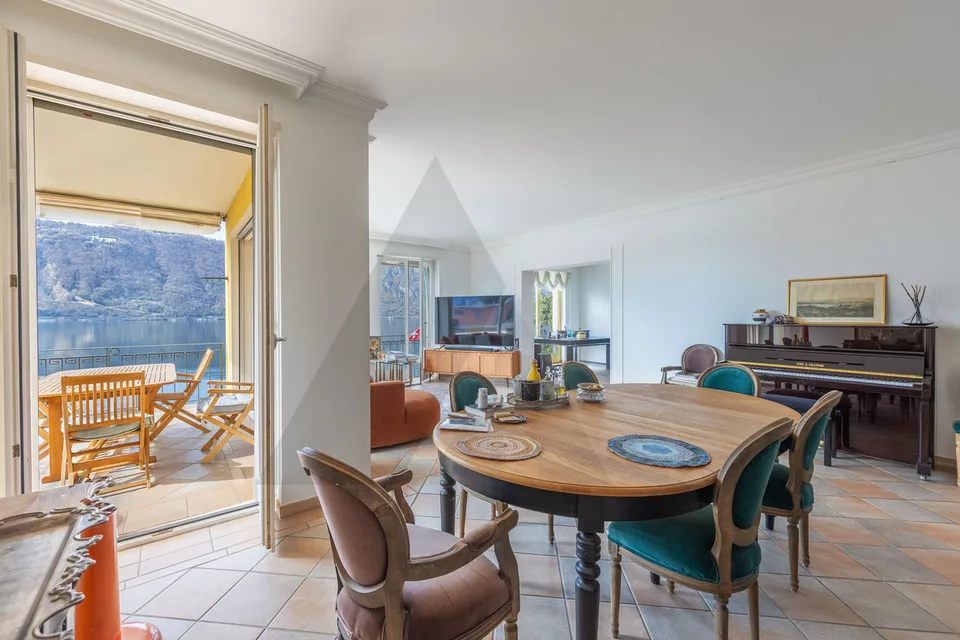 APPARTAMENTO FRONTE LAGO CON PISCINA ESTERNA CONDOMINIALE