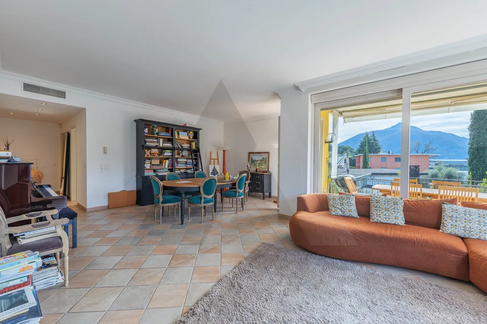 APPARTAMENTO FRONTE LAGO CON PISCINA ESTERNA CONDOMINIALE – foto 8 di 13