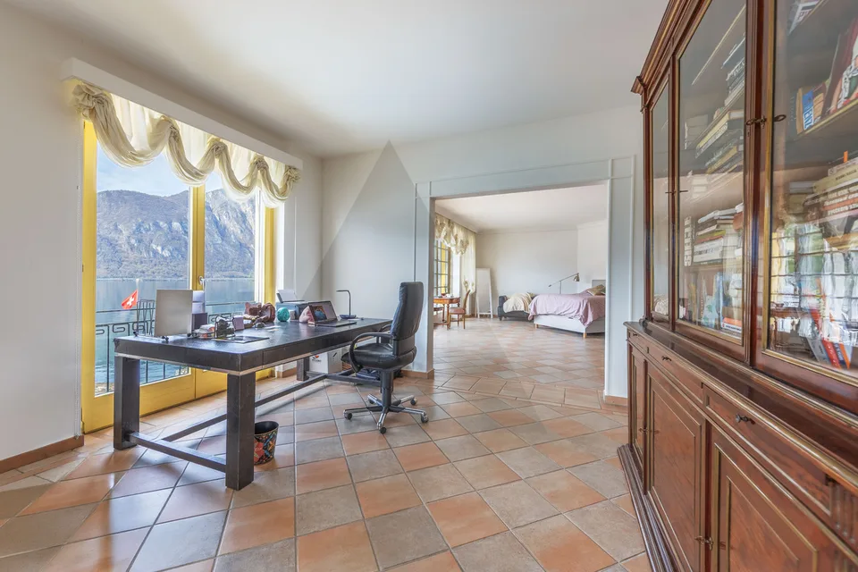 APPARTAMENTO FRONTE LAGO CON PISCINA ESTERNA CONDOMINIALE