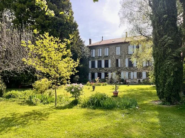 Grande casa di villaggio in vitalizio nella campagna ginevrina di Satigny