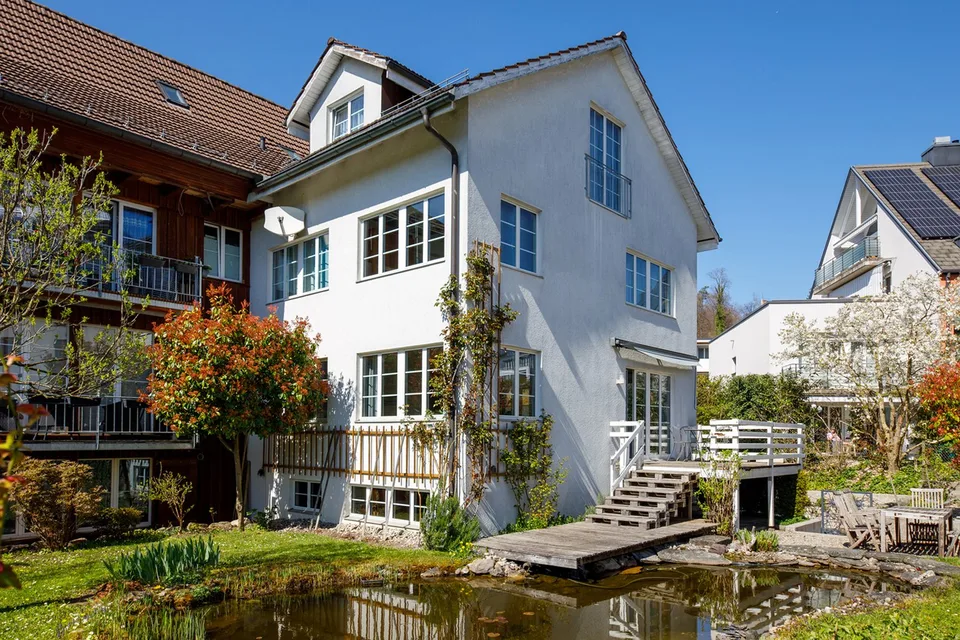 Idyllischer Garten mit grossem Biotop: Einseitig angebautes 5.5-Zimmer Einfamilienhaus