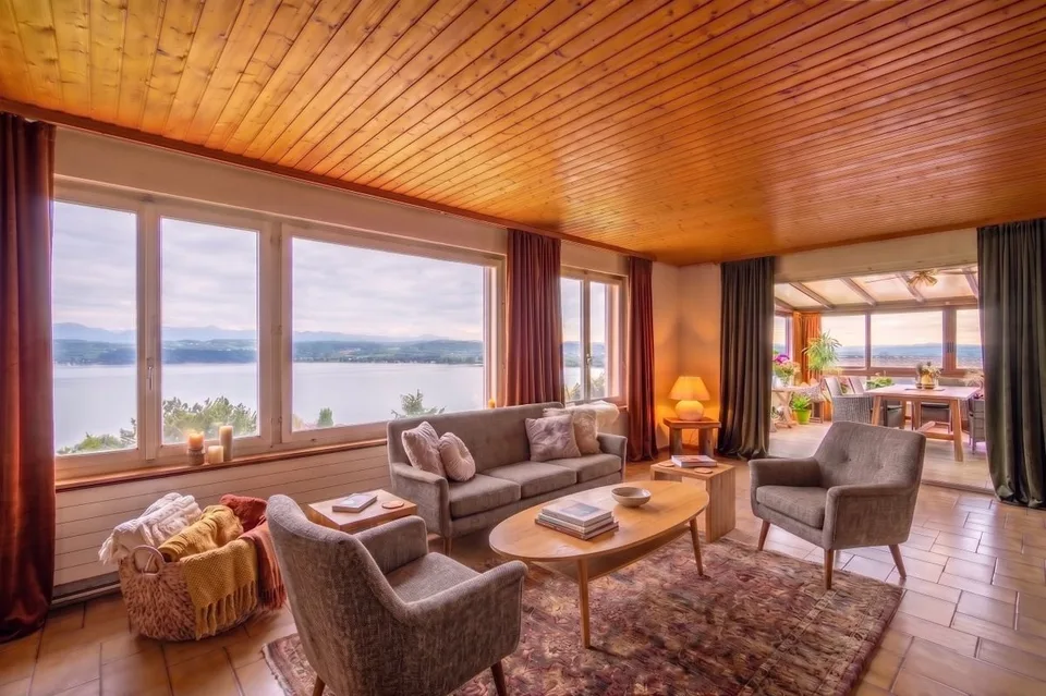 Casa con vista sul lago di Morat e possibilità di costruire un appartamento o una casa in aggiunta a quella esistente