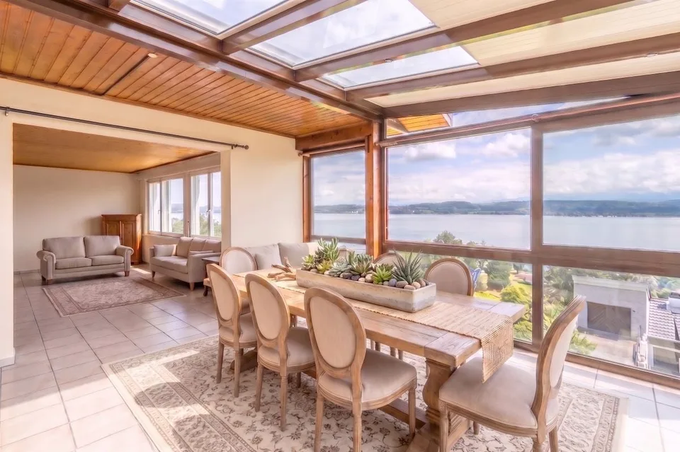 Casa con vista sul lago di Morat e possibilità di costruire un appartamento o una casa in aggiunta a quella esistente