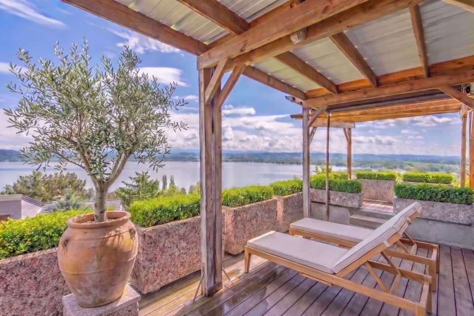 Casa con vista sul lago di Morat e possibilità di costruire un appartamento o una casa in aggiunta a quella esistente