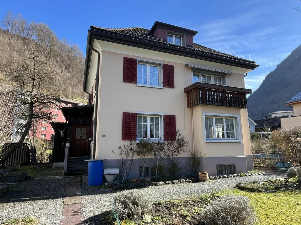 Casa unifamiliare di 5,5 locali con grande giardino e garage