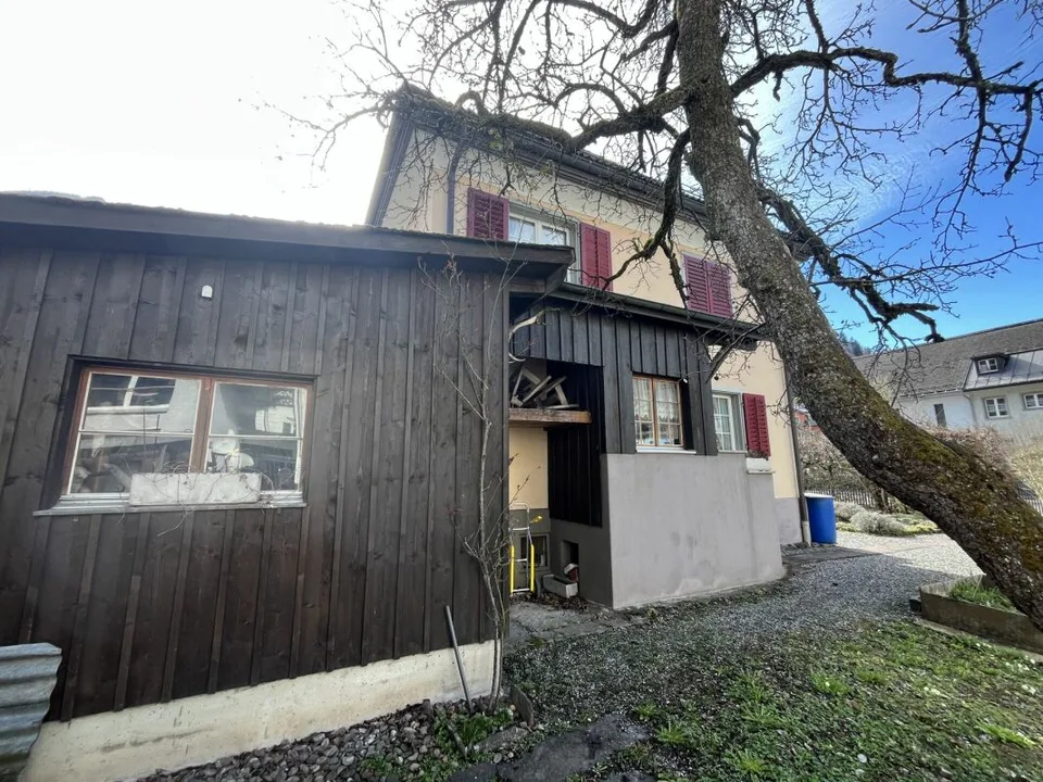 Casa unifamiliare di 5,5 locali con grande giardino e garage