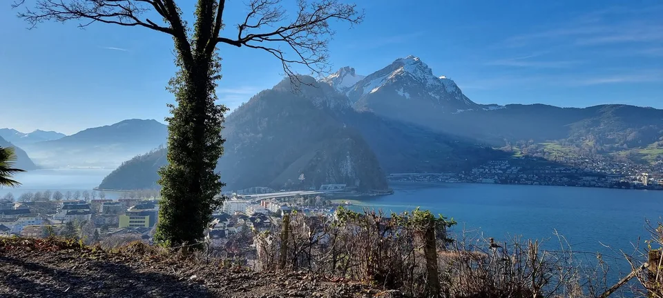 Villa di lusso esclusiva in una posizione sensazionale con vista sul lago e sulla montagna