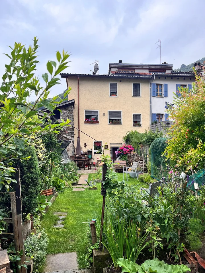 Casa ai margini del nucleo con giardino