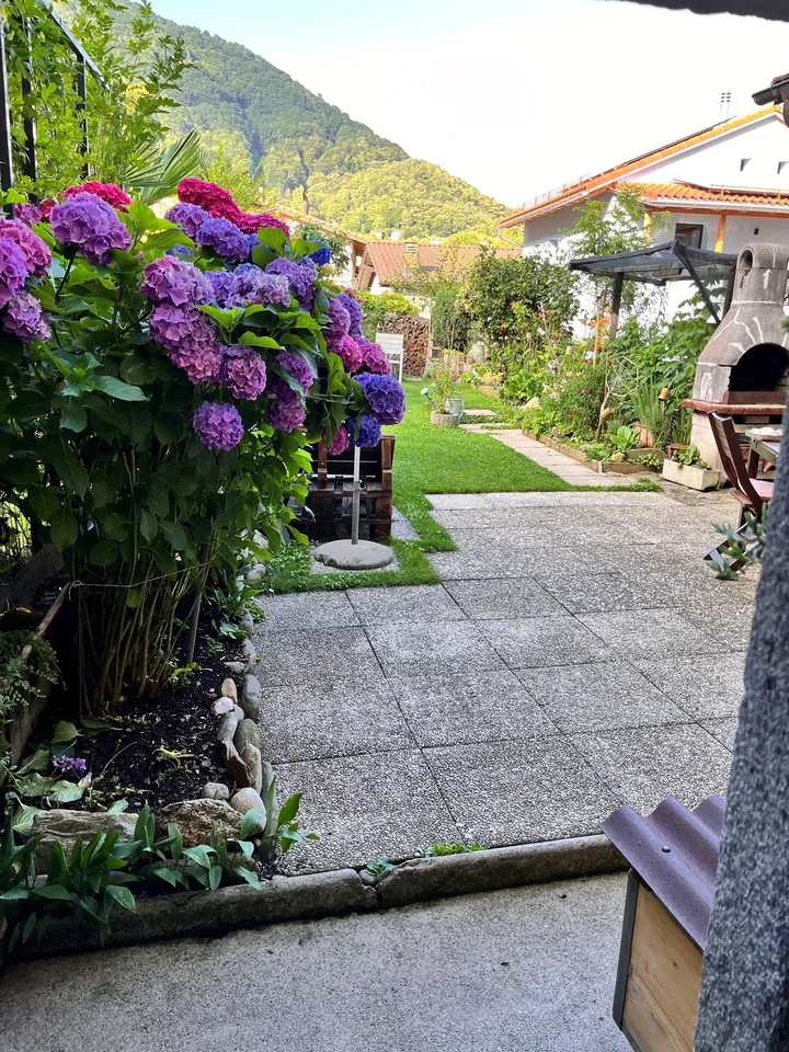 Casa ai margini del nucleo con giardino