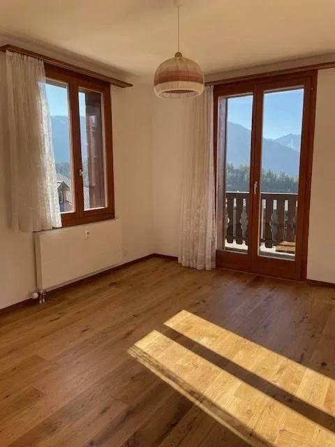 Zum Verkauf steht ein charmantes Mietshaus im Zentrum des Dorfes