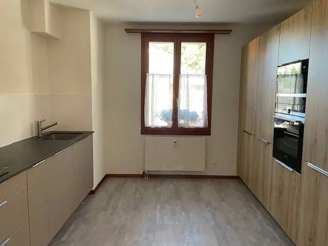 Zum Verkauf steht ein charmantes Mietshaus im Zentrum des Dorfes