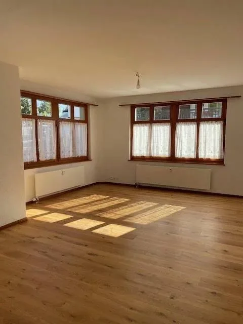 Zum Verkauf steht ein charmantes Mietshaus im Zentrum des Dorfes