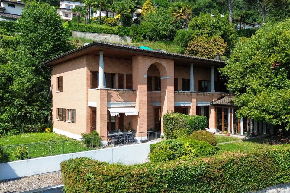 ELEGANTE VILLA UNIFAMILIARE CON AMPIO GIARDINO E TERRAZZE PANORAMICHE
