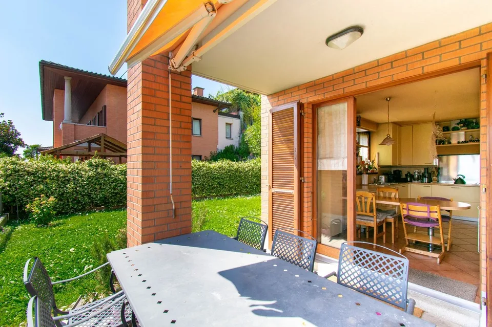 ELEGANTE VILLA UNIFAMILIARE CON AMPIO GIARDINO E TERRAZZE PANORAMICHE