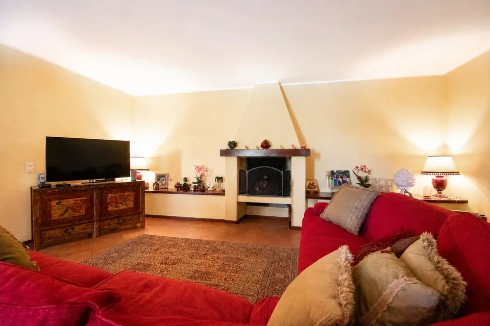 ELEGANTE VILLA UNIFAMILIARE CON AMPIO GIARDINO E TERRAZZE PANORAMICHE
