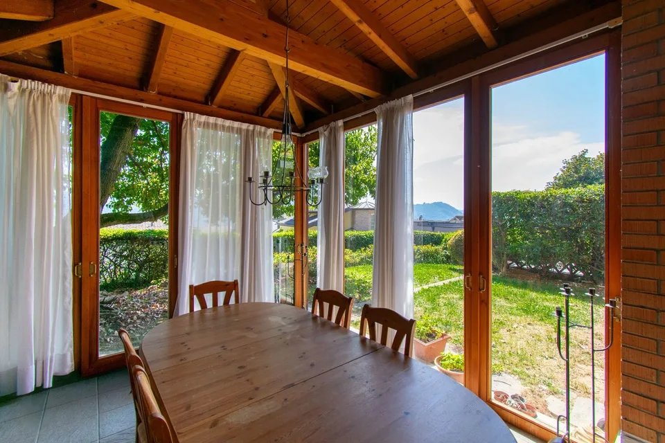 ELEGANTE VILLA UNIFAMILIARE CON AMPIO GIARDINO E TERRAZZE PANORAMICHE