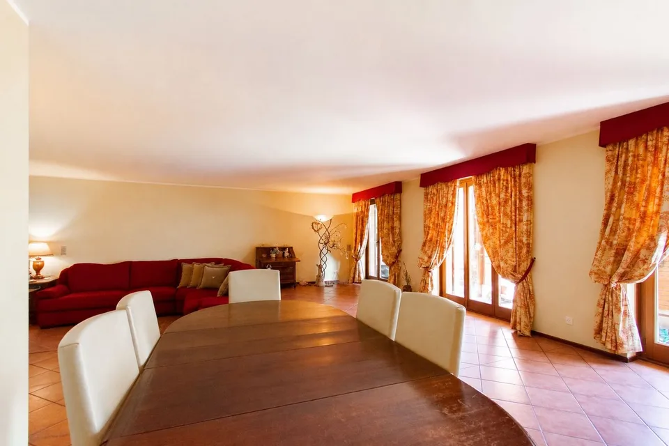 ELEGANTE VILLA UNIFAMILIARE CON AMPIO GIARDINO E TERRAZZE PANORAMICHE