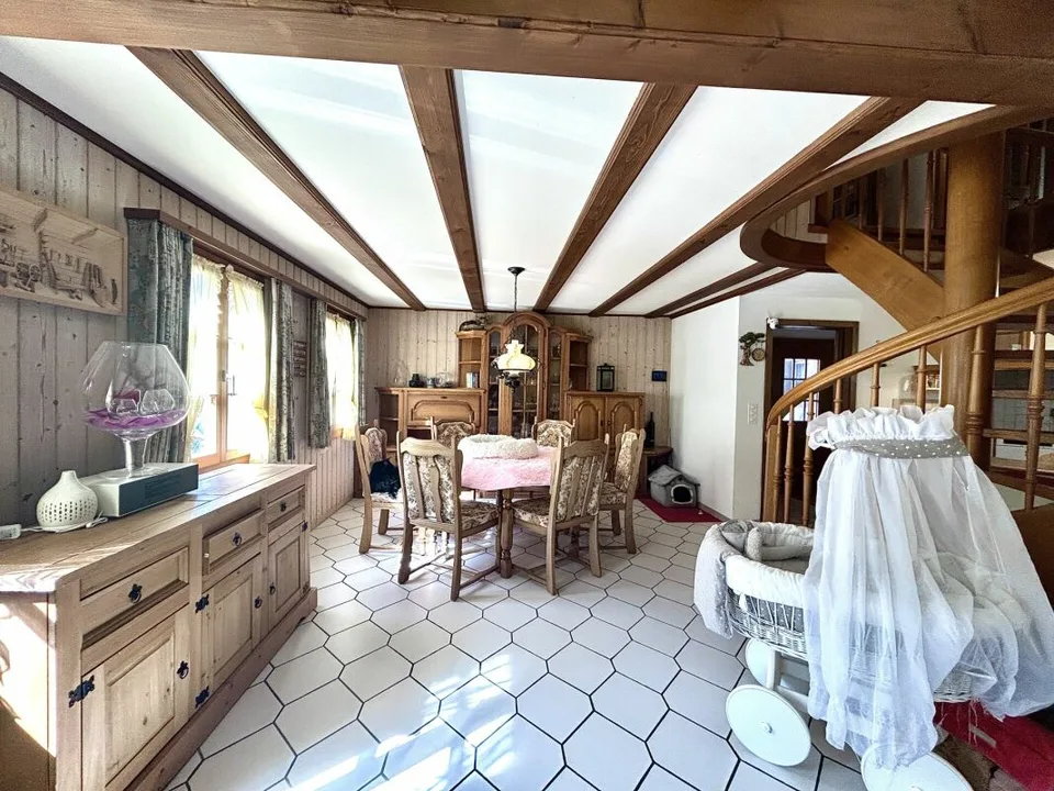Modernisiertes Einfamilienhaus mit hochwertigem Neubau-Anbau und 3 Einstellplätzen!
