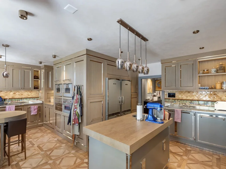 Splendid, fully renovated manor house – photo 8 of 13
