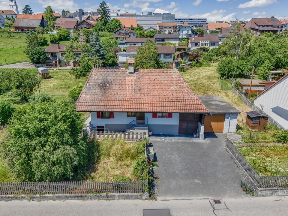 Ehemaliges Bauernhaus mit grossem Grundstück in Täuffelen – viel Potenzial Neues entstehen zu lassen