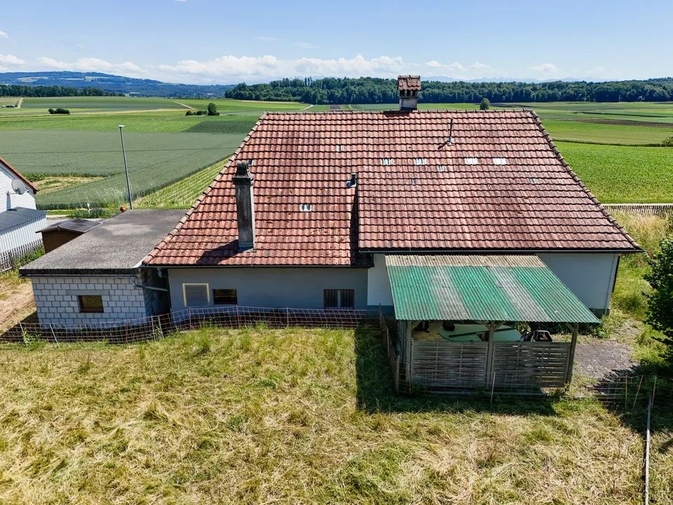 Ehemaliges Bauernhaus mit grossem Grundstück in Täuffelen – viel Potenzial Neues entstehen zu lassen